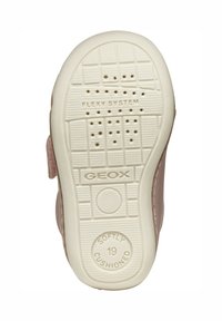 Soletta della scarpa da bambino Geox in crema con una superficie texturizzata, caratterizzata dalle scritte "FLEXI SYSTEM" e "SOFTLY CUSHIONED".