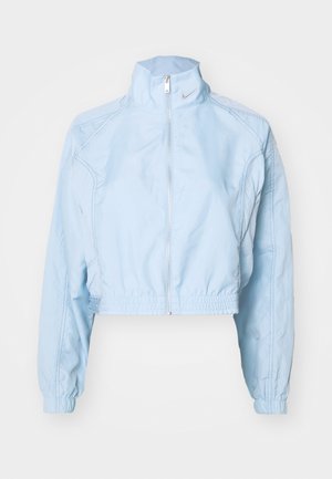 Svijetloplavi skraćeni sako s visokim ovratnikom, rajsferšlusom sprijeda i elastičnim manžetama. Sadrži teksturiranu tkaninu i suptilan detalj loga na rubu.