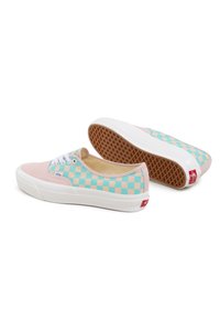 Zapatillas de lona con un patrón de cuadros en rosa y aqua. Suela de goma blanca, parte frontal con cordones y suela texturizada marrón. Detalle del logo de la marca en rojo.