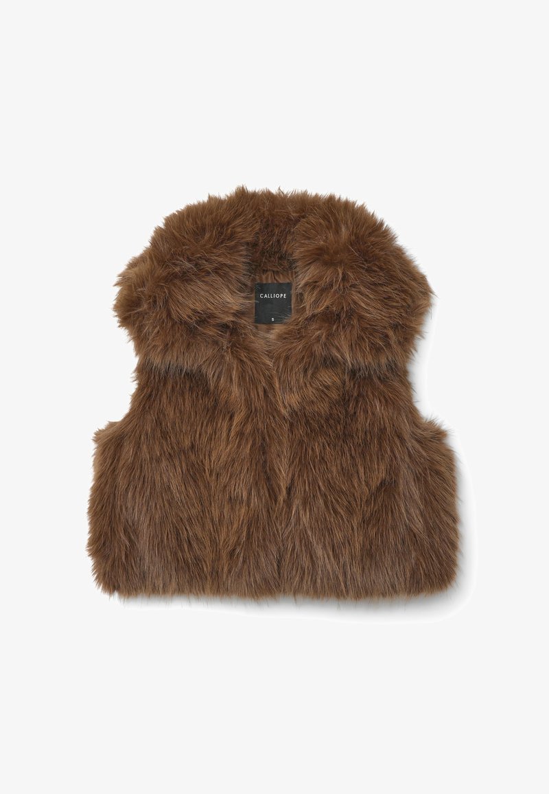 Gilet in finta pelliccia marrone con cappuccio, caratterizzato da una consistenza morbida. Il design è senza maniche, con un'etichetta che riporta "CALLIOPE" visibile all'interno.