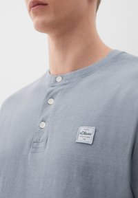 s.Oliver MIT HENLEY-AUSSCHNITT - Navadna majica - schiefergrau