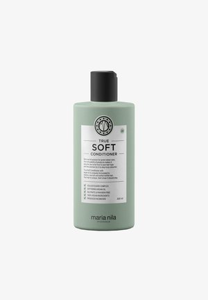 Groene plastic fles van True Soft Conditioner, met een zwarte schroefdop, een witte label met tekst en symbolen, en een hoeveelheid van 300 ml.
