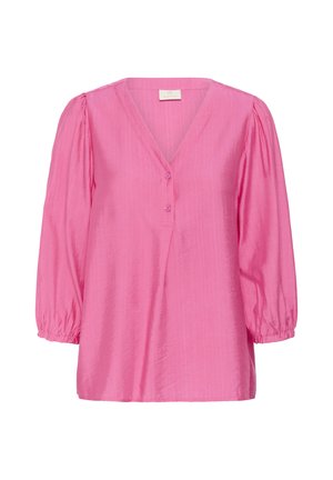 Blouse rose, texturée, avec un col en V, des boutons à l'avant et de longues manches bouffantes. Le tissu semble léger et lisse.