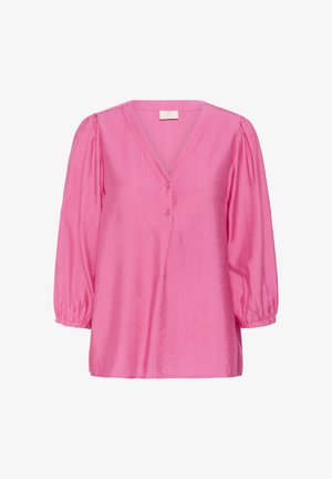 Rozā, tekstūrēta blūze ar V-veida kakla izgriezumu, pogu priekšpusi un garām pūstām piedurknēm. Audums izskatās viegls un gluds.