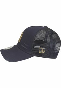 Marinefarbene Mesh-Cap mit solidem Frontteil, goldfarbenem gesticktem Logo, gebogenem Schirm und Mesh-Rückenteilen für Belüftung. Mit Druckverschluss.