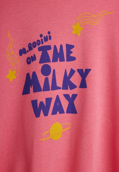 Ροζ ύφασμα με σκούρο μπλε κείμενο "M. Rodini on The Milky Way" και κίτρινες εικόνες δύο πεφταστεριών και ενός πλανήτη με δαχτυλίδια.