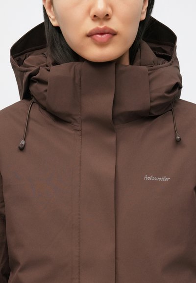 Brązowa ocieplana kurtka z wysokim kołnierzem, regulowanym sznurkiem i subtelnym logo. Gładka, matowa tkanina i minimalistyczny design.