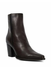 Bruine leren enkelboot met een spitse neus en een chunky hoge hak. Glad oppervlak en minimalistisch ontwerp, met subtiele stiksels.