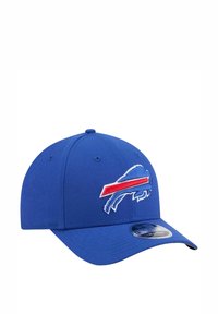 Blaue Mütze mit strukturierter Form, flachem Schirm und gesticktem Büffel-Logo mit roten und weißen Akzenten. Hergestellt aus strapazierfähigem Stoff.