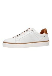 Witte leren sneaker met een gestructureerd zijpaneel, bruin accent op de hiel en een rubberen zool, met vetersluiting en stiksels.