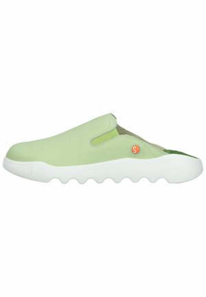 Chaussure à enfiler vert clair avec un dessus lisse, des accents élastiques sur les côtés, et une semelle en caoutchouc blanche avec un design ondulé.