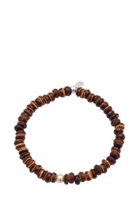 Brun träringsarmband med olika formade, texturerade pärlor, som har en enda ljusfärgad accentpärla och en silvrig lås.