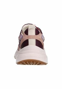 Baskets de sport avec un dessus bordeaux, des accents en daim rose, une languette blanche et une semelle en caoutchouc texturé avec une semelle extérieure en gomme.