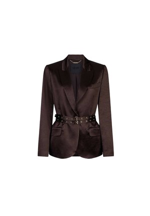 Blazer in satin marrone scuro con collo a rever, due tasche frontali con pattina e cintura con doppia fibbia e occhielli che stringe la vita.