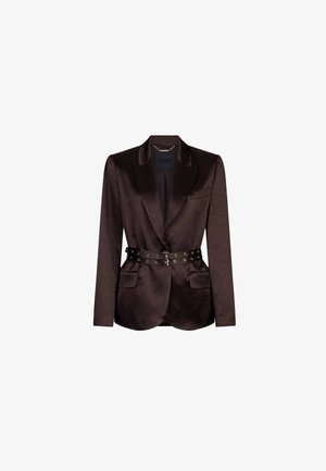 Tmavo hnedé saténové sako s klopovým golierom, dvoma prednými vreckami s klapkami a dvojitým opaskom s kovovými očkami, ktorý zoštíhľuje pás.