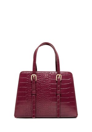 Sac à main rouge foncé avec texture crocodile, deux poignées et détails de boucles dorées sur les sangles avant.