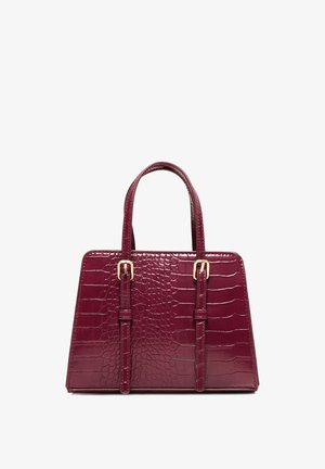 Sac à main rouge foncé avec texture crocodile, deux poignées et détails de boucles dorées sur les sangles avant.