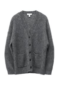 Graue Wollstrickjacke mit V-Ausschnitt, langen Ärmeln, gerippten Bündchen und zwei Vorderentaschen. Mit sechs schwarzen Knöpfen an der Vorderseite.