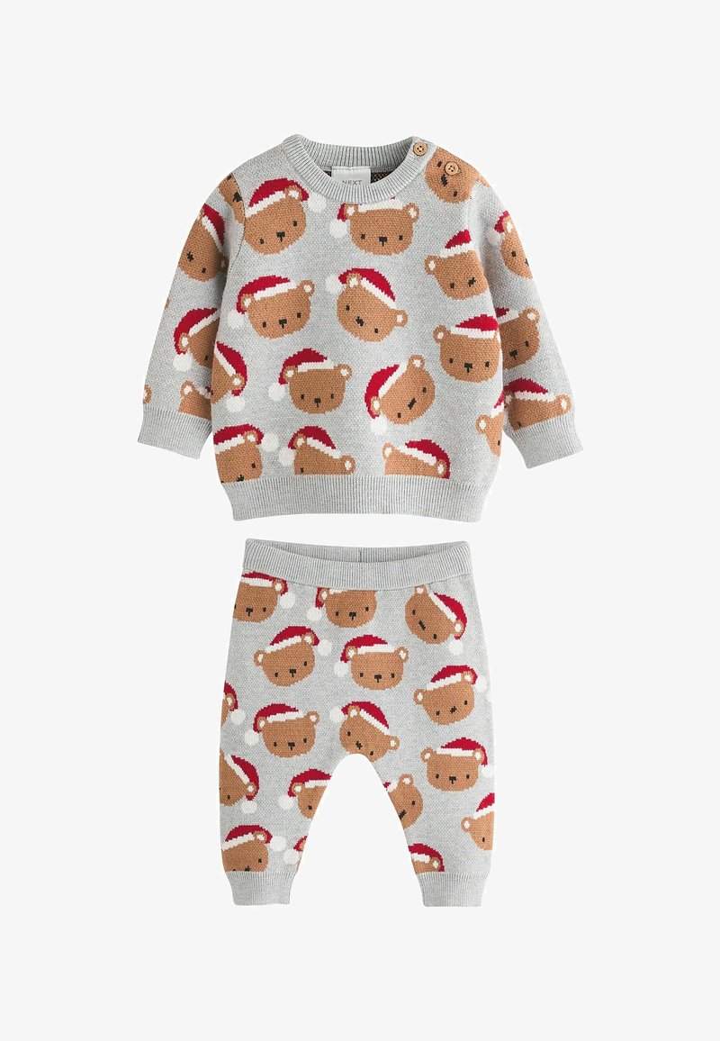 Set tricotat gri, format dintr-un pulover cu fețe de urși purtând pălării roșii și pantaloni asortați cu același model. Textură moale și decolteu rotund.