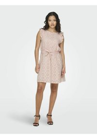 Lichtroze jurk met kanten details, ruches op de mouwen en een strikceintuur in de taille. Glad materiaal en casual pasvorm.