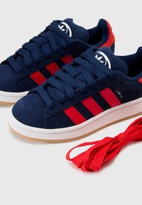 adidas Originals CAMPUS 00S UNISEX - Sportcipő - indigo/scarlet/white