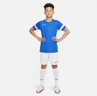 Maillot de sport bleu avec des rayures blanches, associé à un short blanc, des chaussettes blanches jusqu'aux genoux et des chaussures de football multicolores. Logos Nike présents.
