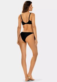 Czarny zestaw bikini z elegancką, gładką fakturą, regulowanymi ramiączkami na górze i niskimi majtkami o minimalnym pokryciu.