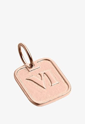 Charm rectangular en oro rosado con un acabado texturizado y un diseño en relieve "VI". Incluye un lazo para su sujeción.