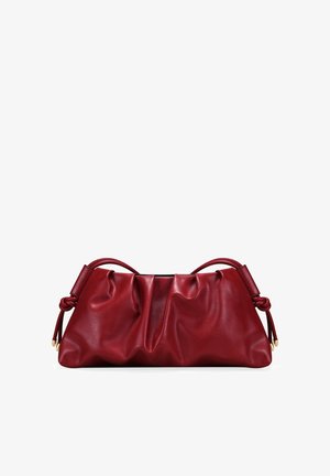 Bolso de mano de cuero rojo suave con detalles fruncidos, asas cortas anudadas y puntas en tono dorado sobre fondo blanco.