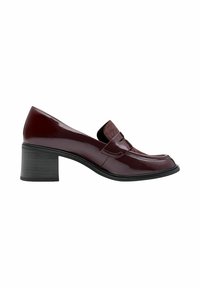 Mocassino in pelle verniciata bordeaux con punta quadrata e tomaia texture, caratterizzato da un tacco spesso nero e una fodera liscia.