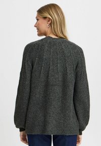 Dunkelgrauer Strickpullover mit gerippter Textur, rundem Halsausschnitt und überschnittenen Schultern. Die Rückseite hat vertikale Nähte und einen lässigen Schnitt.