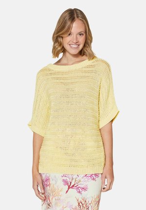 Gelbes Strickpullover mit lockerer, entspannter Passform, weitem Rundhalsausschnitt und kurzen Ärmeln; verfügt über ein strukturiertes Muster mit geripptem Saum.