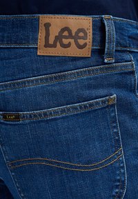 Nepasirinkta, stoney