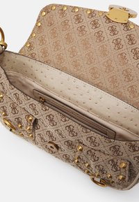 Guess SARDINIA VINTAGE BAG - Torba čez telo - latte