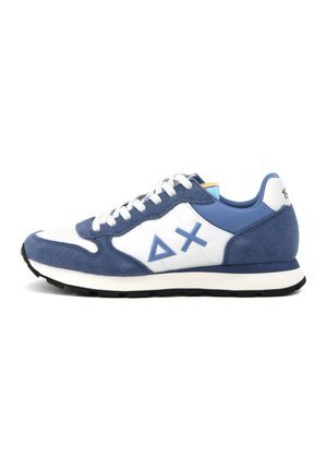 Sneaker blu e bianchi, con tomaia in suede e mesh, lacci bianchi, suola in gomma e accenti del logo triangolare sul lato.