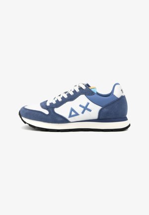 Sneaker blu e bianchi, con tomaia in suede e mesh, lacci bianchi, suola in gomma e accenti del logo triangolare sul lato.