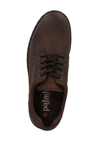 Scarpa marrone in pelle con punta arrotondata, design con lacci e suola in gomma nera. Presenta un marchio discreto sulla soletta e dettagli cuciti.