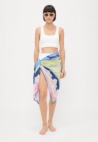 Sciarpa multicolore, in tessuto leggero, con un motivo astratto a onde, drappeggiata con un alto spacco, caratterizzata da accenti blu, rosa e verde.