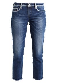 I jeans in denim blu presentano un taglio dritto, orli sfrangiati e un leggero sbiadimento. Le tasche anteriori e la chiusura con zip completano il design.