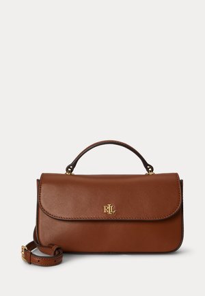 Sac à main en cuir marron avec poignée supérieure, logo RL doré sur le rabat, et bandoulière réglable enroulée à côté.
