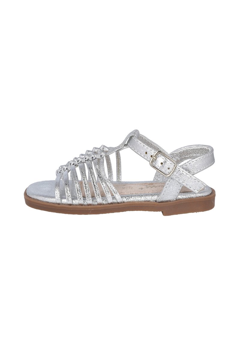 Sandalia metálica plateada con diseño de punta abierta, múltiples tiras, un hebilla ajustable en el tobillo y suela plana marrón.