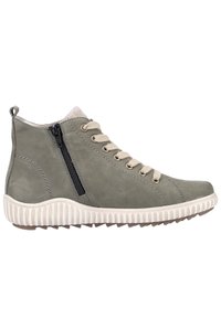 Baskets montantes en cuir vert olive, avec une fermeture éclair sur le côté, des lacets beiges et une semelle en caoutchouc blanc texturé. Doublure intérieure douce.