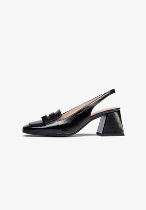 Bottines slingback à talons en verni noir avec un bout pointu, un détail de boucle carrée et un talon en bloc texturé. Tige lisse avec un design élégant.