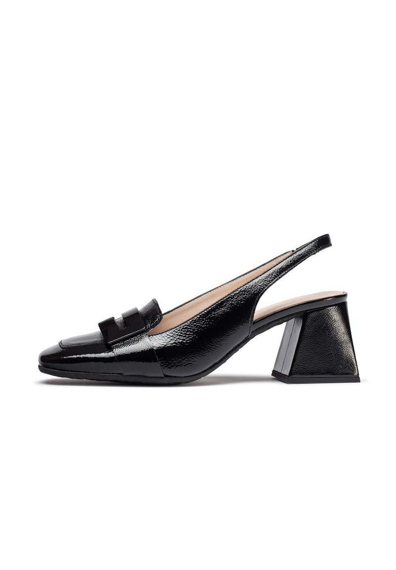 Bottines slingback à talons en verni noir avec un bout pointu, un détail de boucle carrée et un talon en bloc texturé. Tige lisse avec un design élégant.