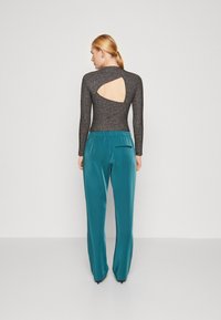 Samsøe Samsøe HOYS STRAIGHT PANTS  - Auduma bikses - atlantic deep