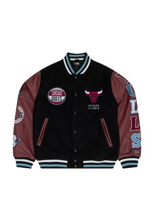 Veste varsity noire avec des manches en cuir marron, ornée de logos et lettres brodés des Chicago Bulls, de boutons pression et de poignets rayés.