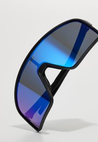Lunettes de soleil avec une monture noire, un design enveloppant large et des verres dégradés bleus. Présente une forme aérodynamique élégante pour une couverture optimale.