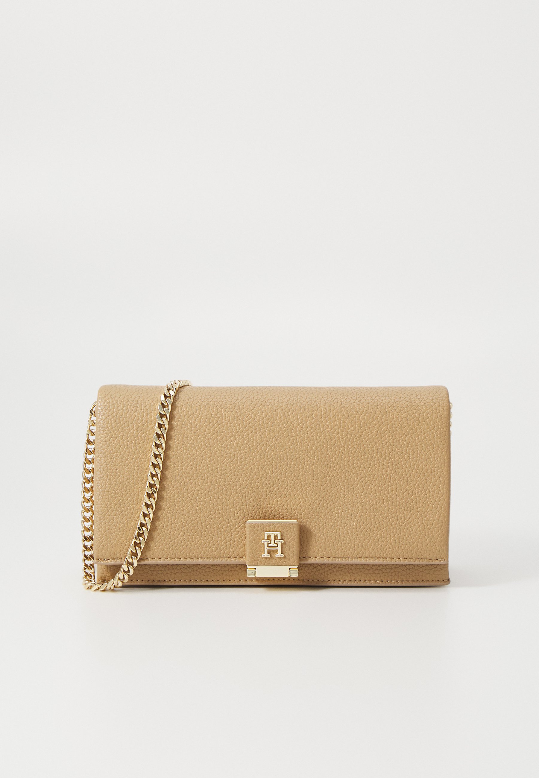 Flap chain shoulder bag