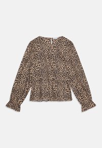 Blusa a maniche lunghe in stampa leopardata beige e nera, con orlo a peplum e polsini arricciati, realizzata in tessuto leggero con una texture liscia.