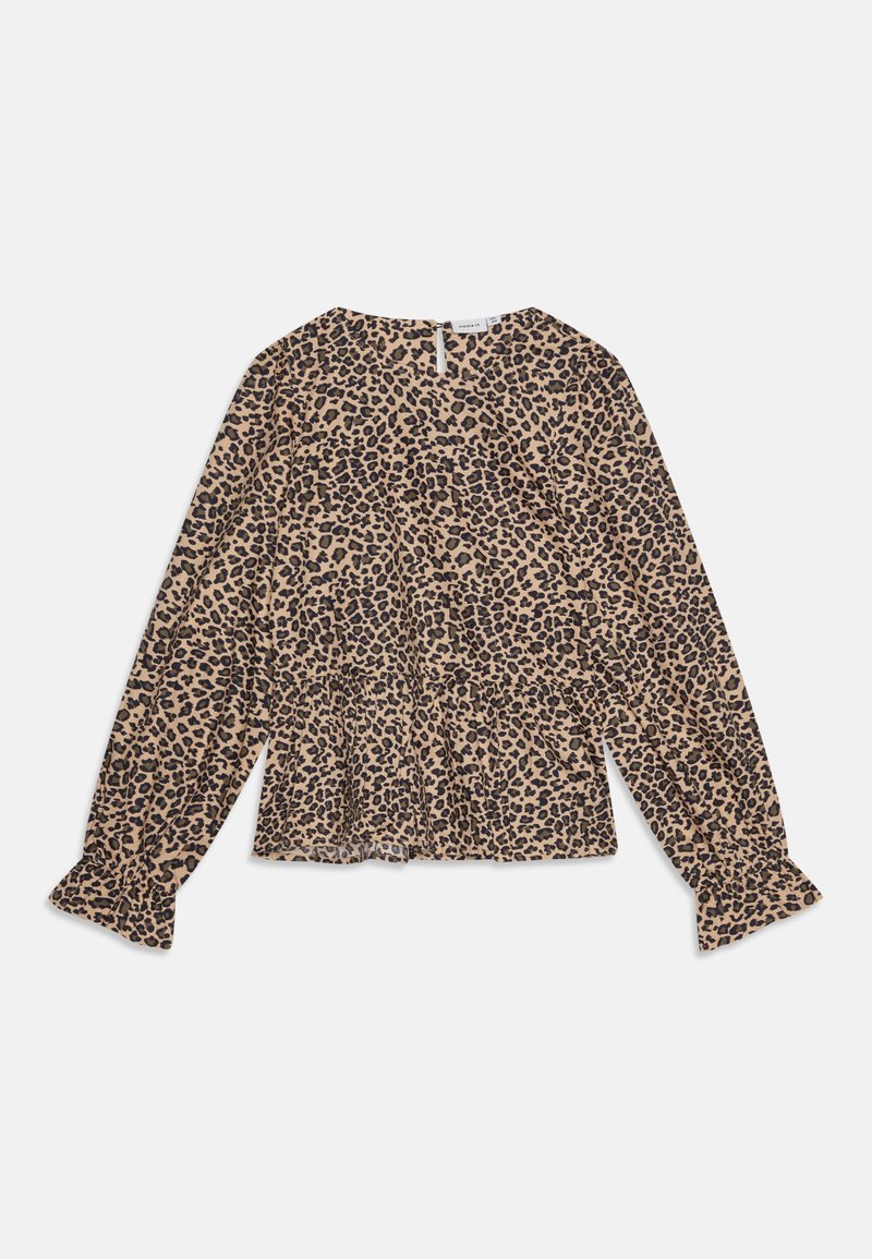 Blusa a maniche lunghe in stampa leopardata beige e nera, con orlo a peplum e polsini arricciati, realizzata in tessuto leggero con una texture liscia.